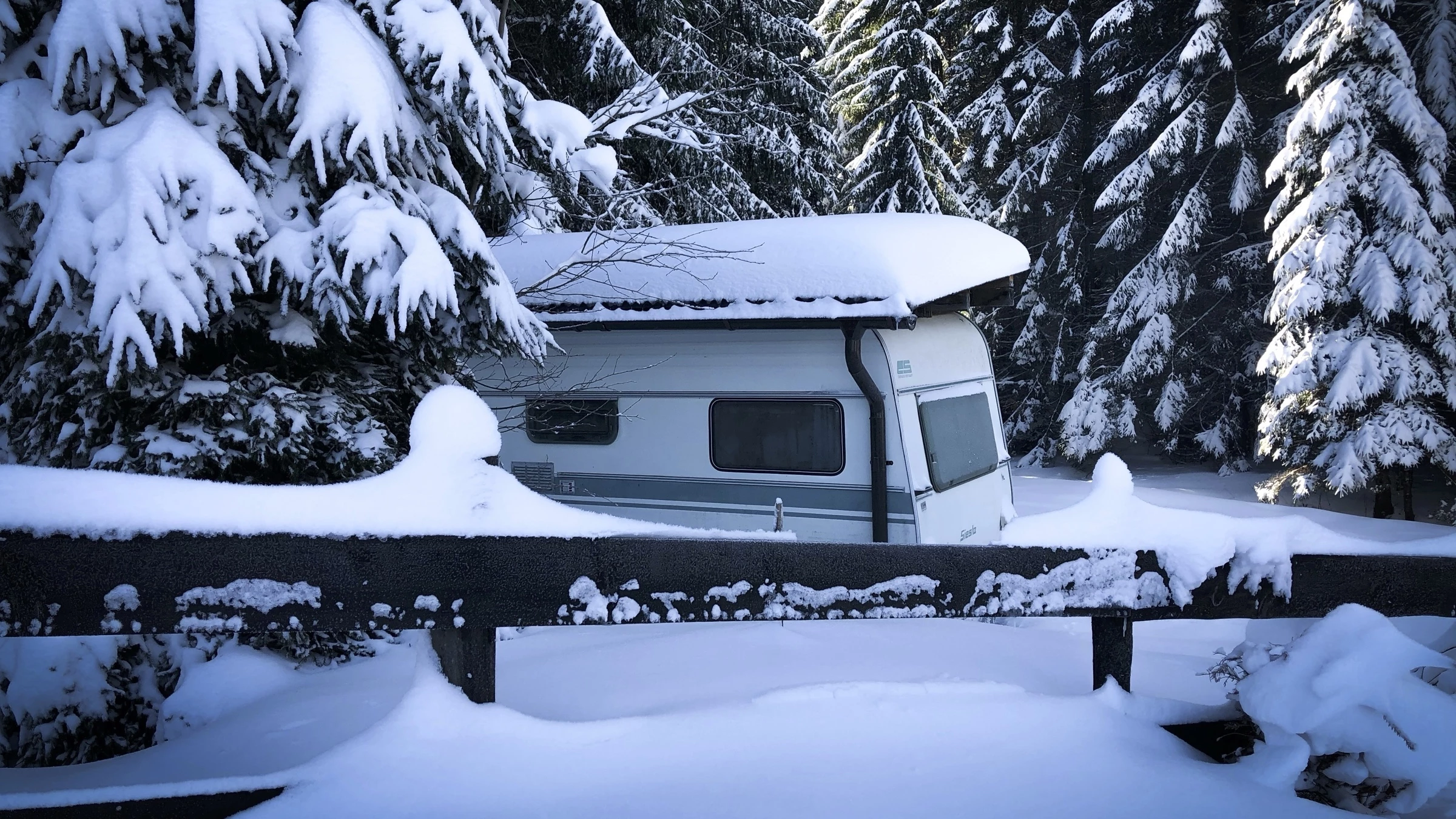 Une roulotte enfouit sous la neige.