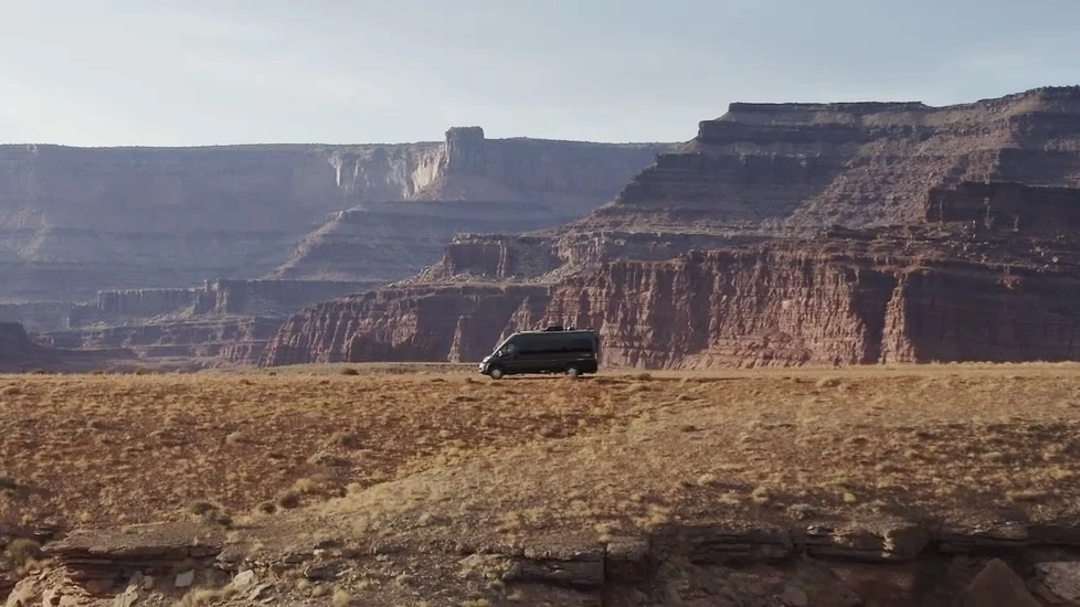 Un VR de classe B roulant au bord d'un canyon.