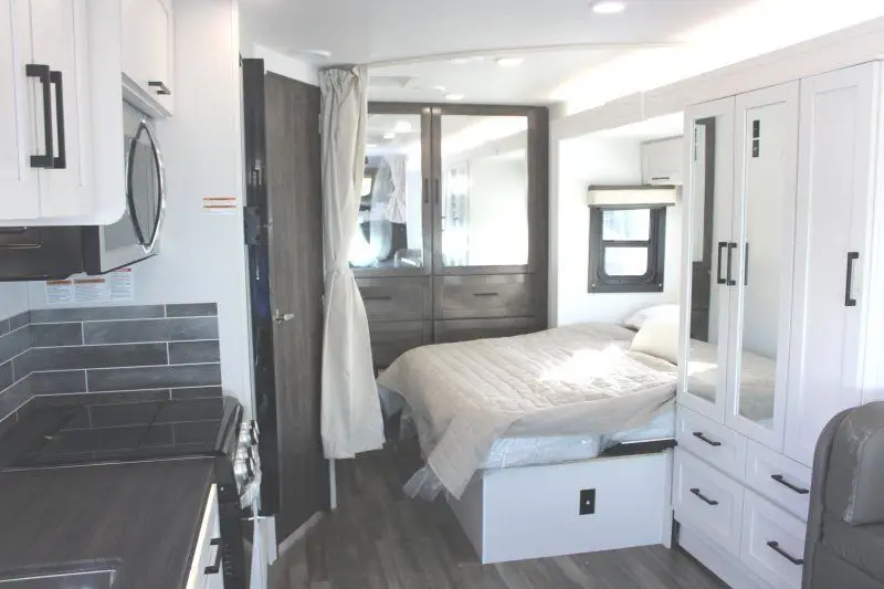 Chambre arrière de l’Entegra Coach Odyssey 24B avec lit et penderie.