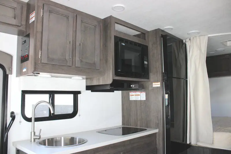 Cuisine compacte du Jayco Redhawk SE 22EF avec évier et comptoir.