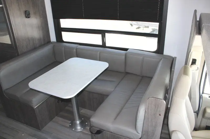 Réfrigérateur et micro-ondes du Jayco Redhawk SE 22EF.